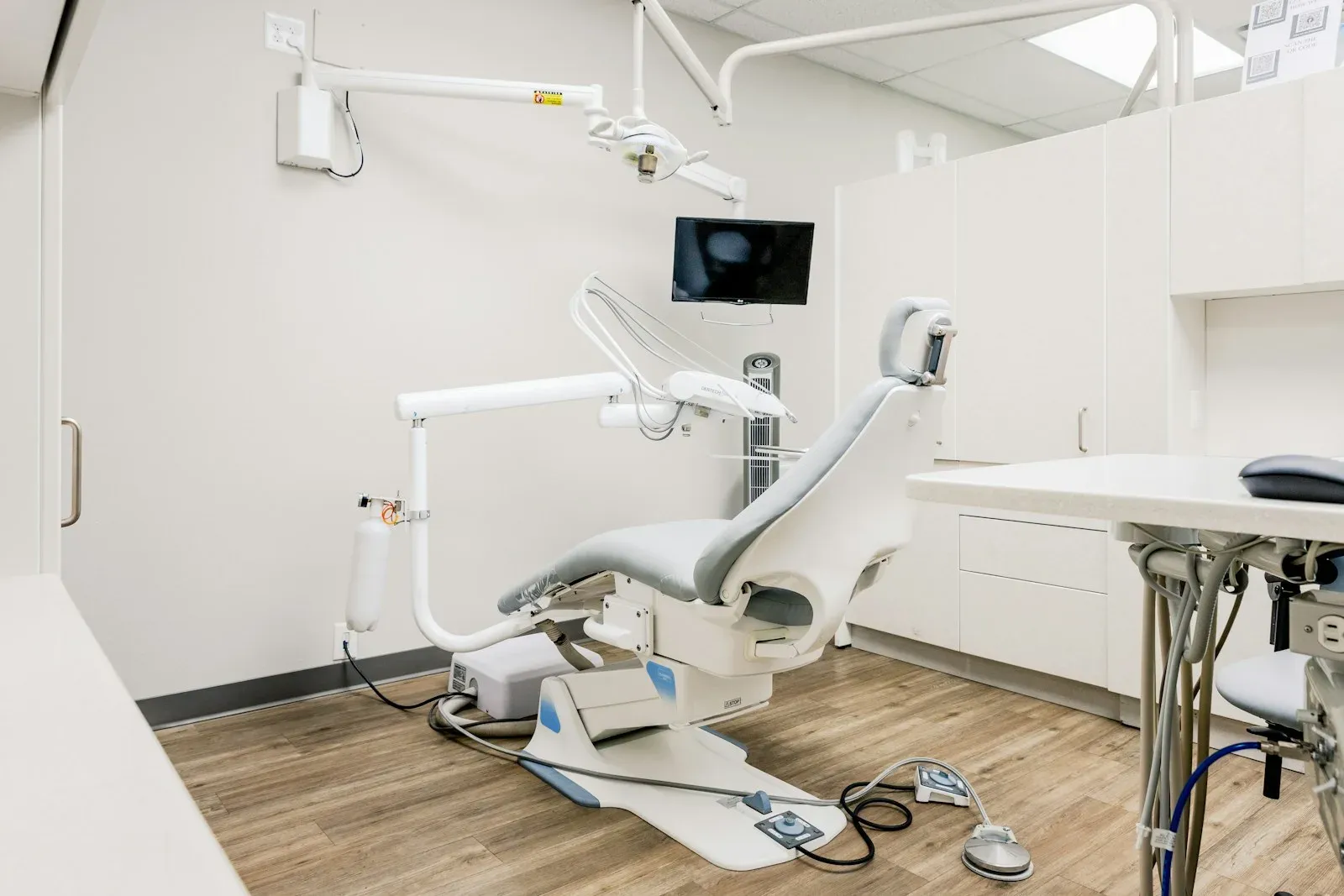 Diş kliniğinde tedavi koltuğu ve ekipmanları